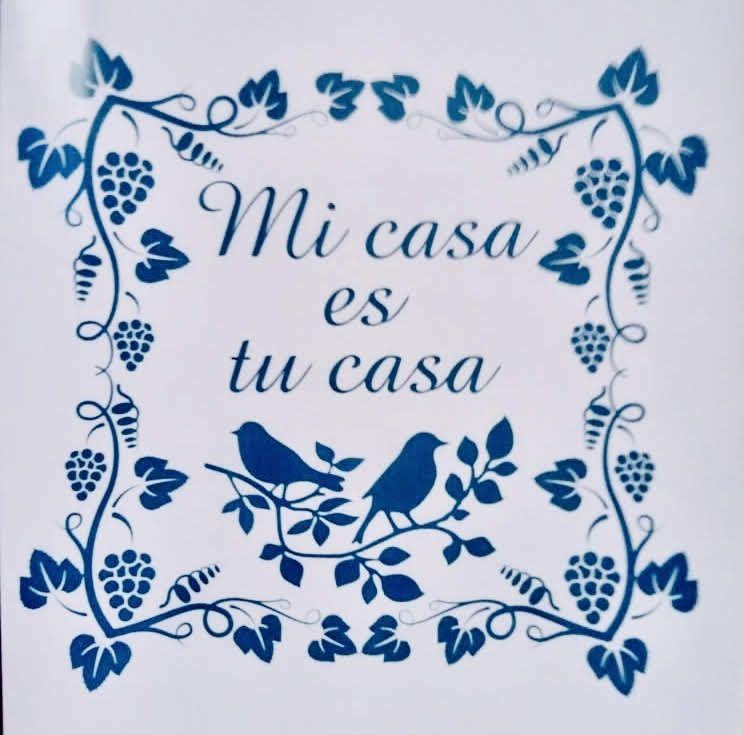 Diseño del azulejo de la entrada: Mi casa es tu casa, con dos pájaros y racimos de uvas