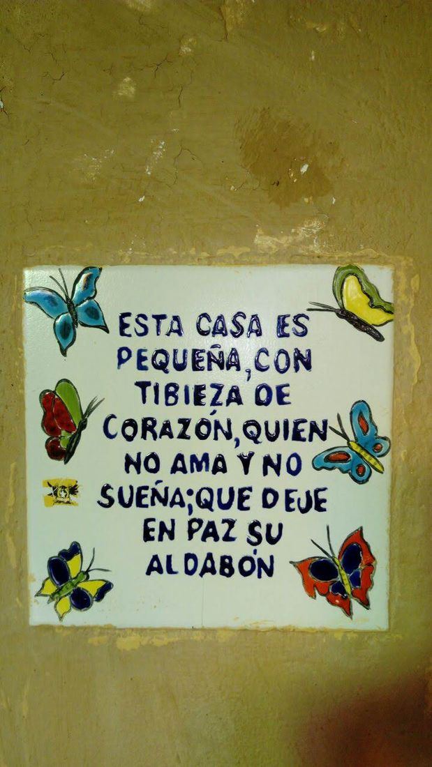 Baldosa pintada a mano con mariposas y un verso