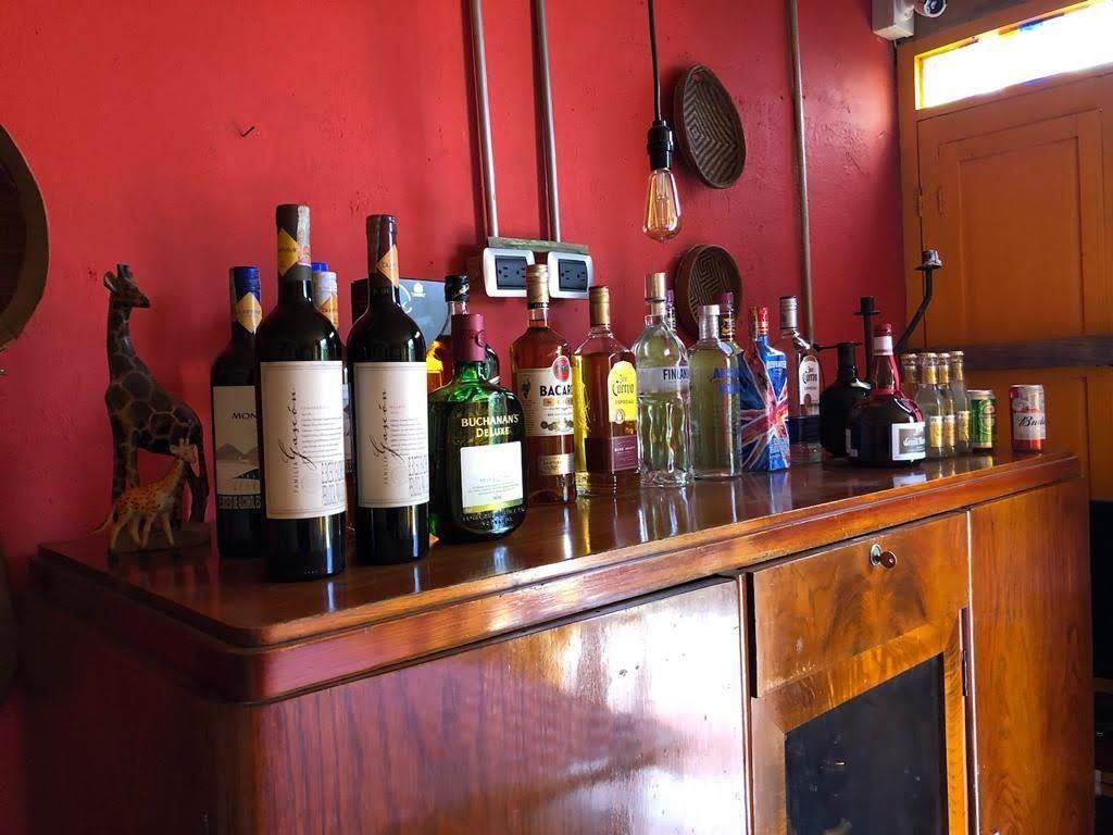 Botellas del bar sobre un aparador de madera