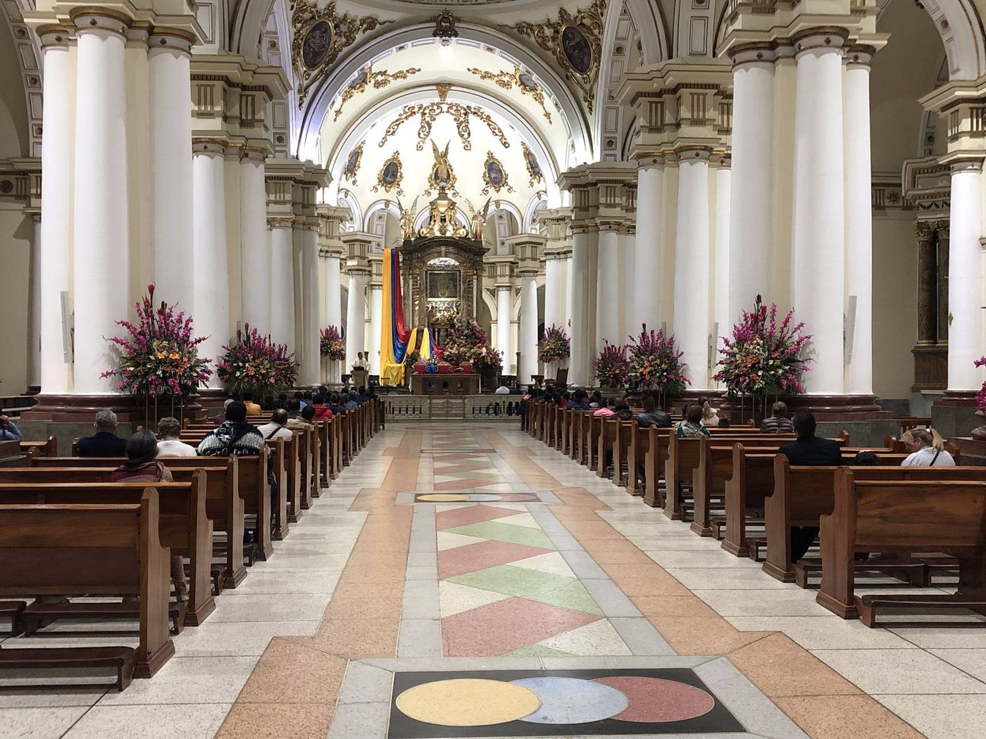 Nave central de la Basílica con el altar al fondo