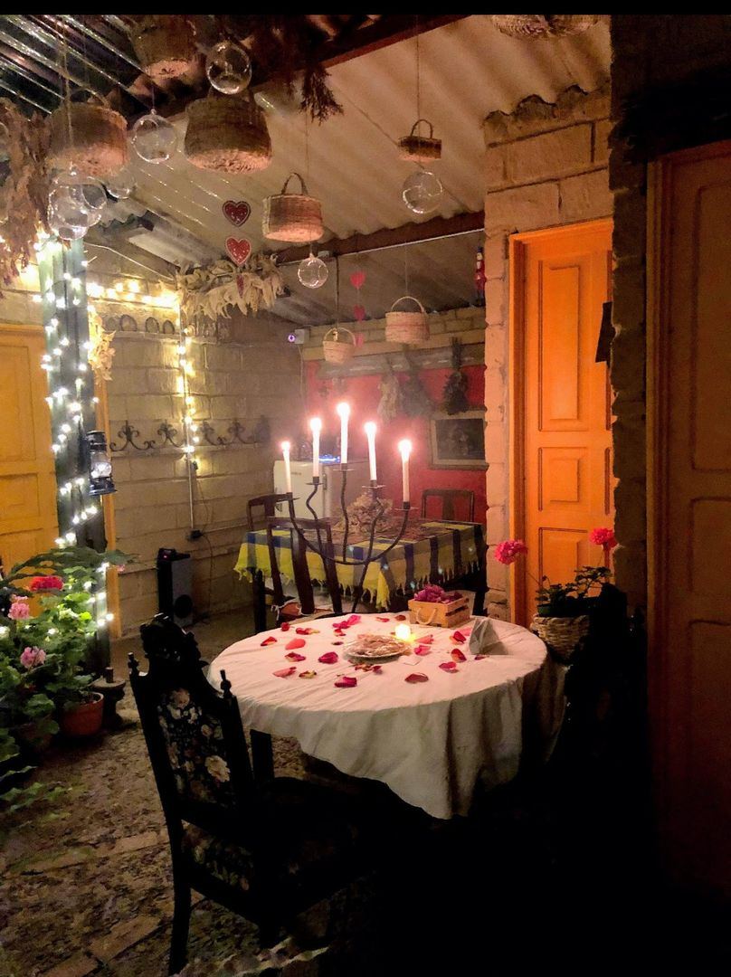 Cena romántica a la luz de las velas en el patio