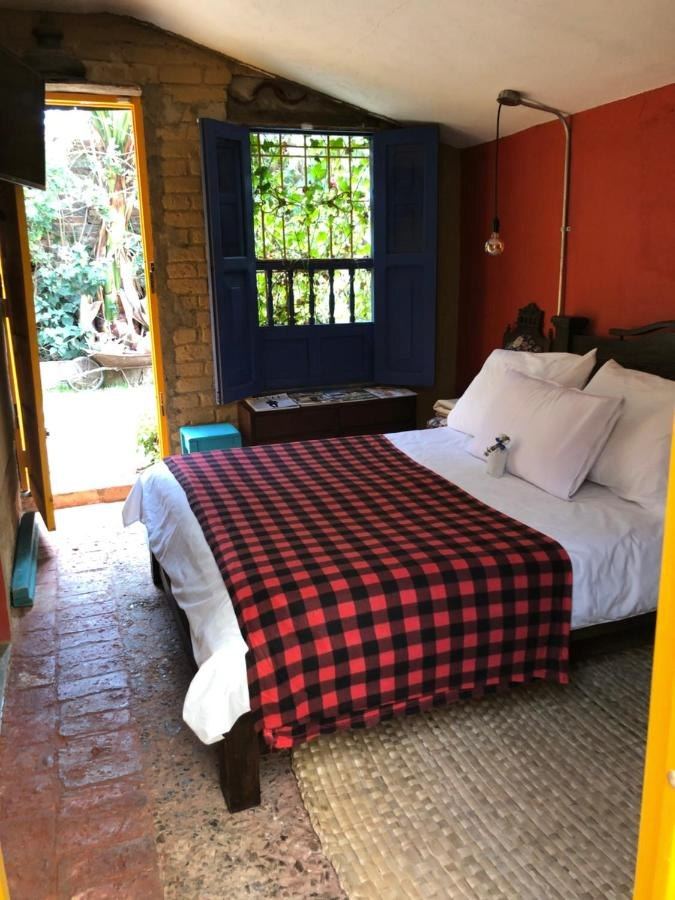 La Campesina con la puerta abierta al jardín