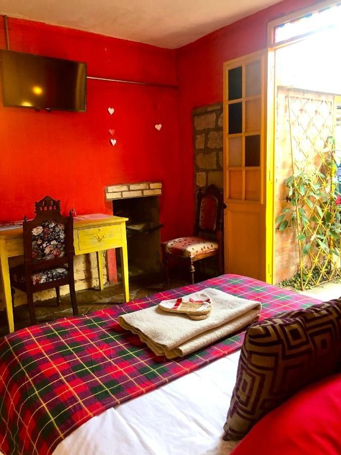 Escritorio amarillo y chimenea de La Chiquinquireña