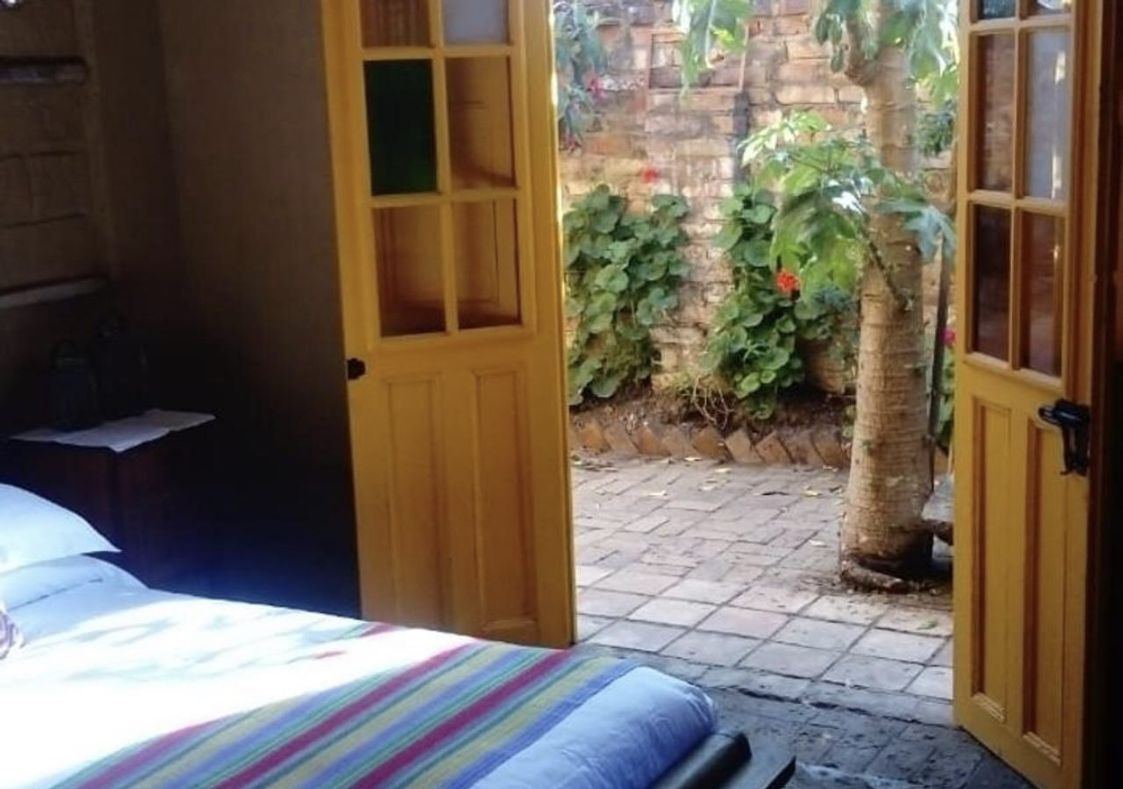 La Rústica con la puerta abierta a la terraza