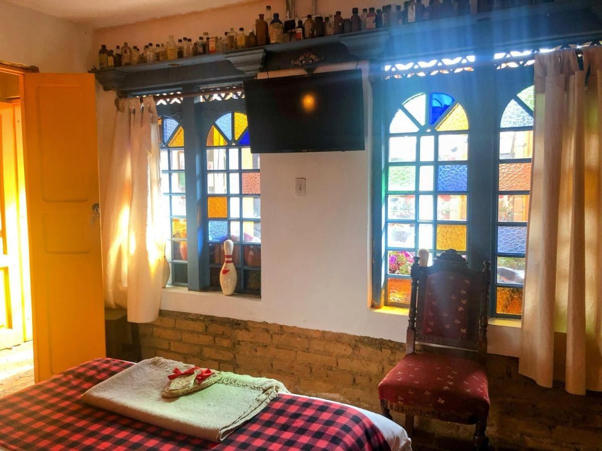 Ventanas de arco con vidrios de colores en Los Vitrales