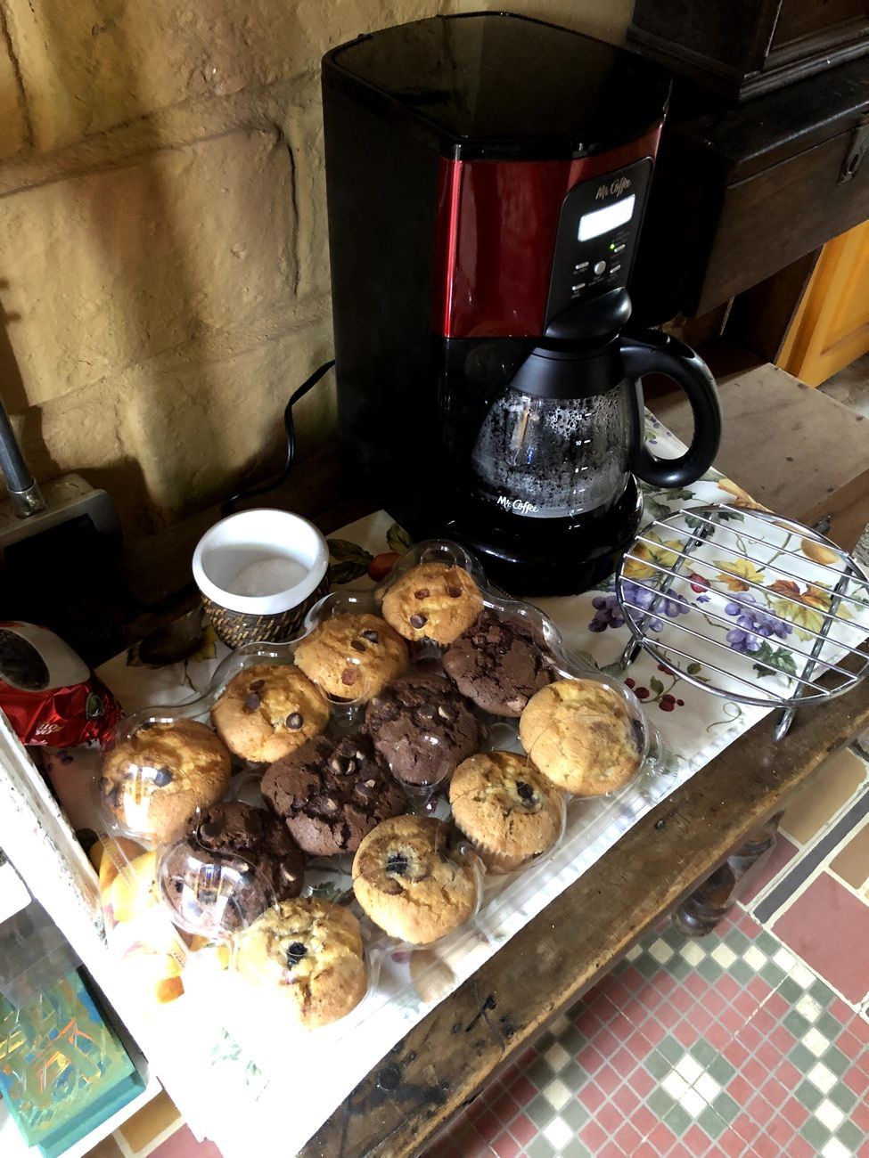 Muffins recién hechos y café