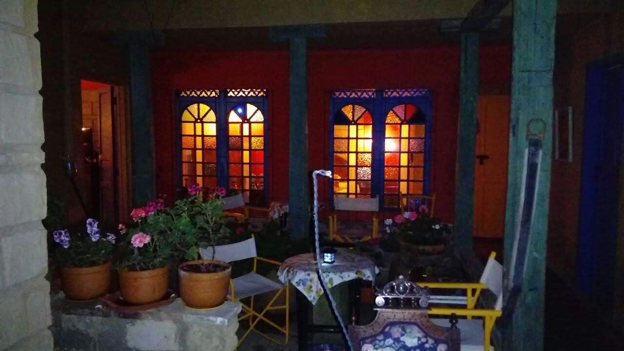 El patio al atardecer con las ventanas encendidas