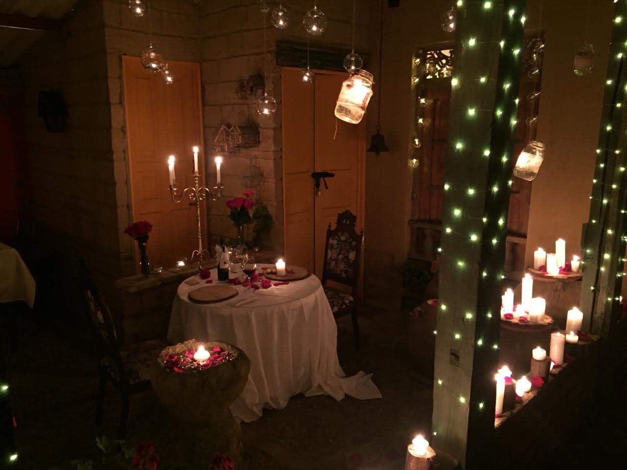 El patio de noche iluminado con velas y luces
