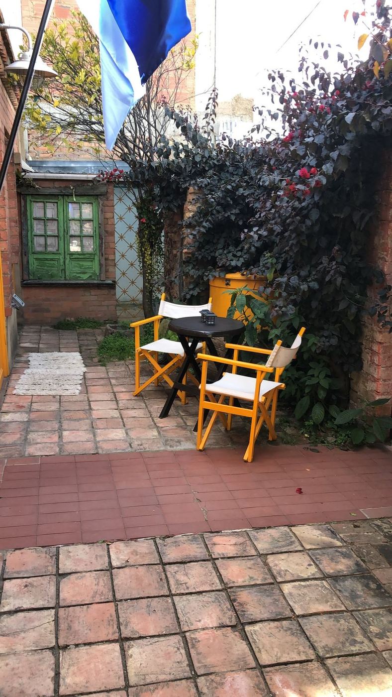 Terraza con mesa y sillas de director