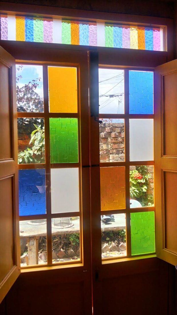 Puerta con vidrios de colores